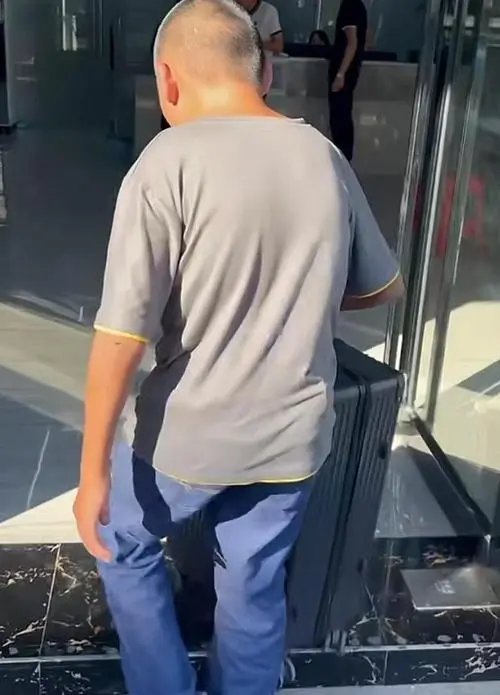 27岁小伙长娃娃脸找工作成难题，颜值在职场有多重要？