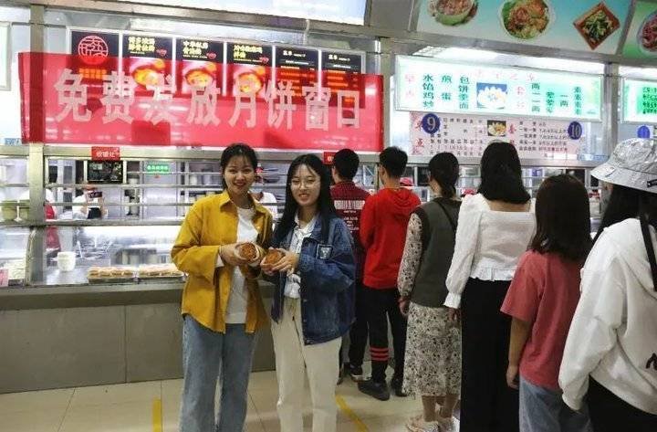 广西一大学结满水果学生随便吃,凭实力宠学生的神仙学校还有哪些?