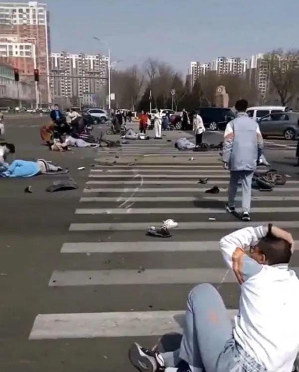 河北一轿车撞击学生致多人受伤
