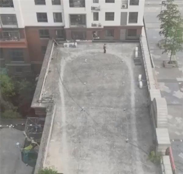 小区封控 女子天台散步把楼顶走出一圈跑道：网友赞叹