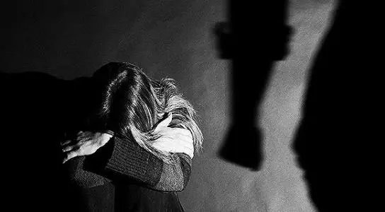 男子欲家暴反被老婆打进医院,究竟谁对谁错?