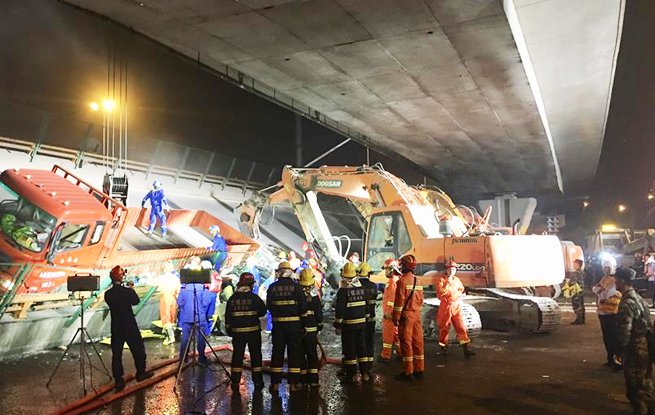 鄂东公司回应大桥侧翻 :货车超载,究竟该谁承担此责任?