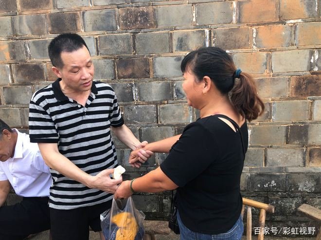 宋小女照顾儿女20多年，是否也应该得到前夫的一定补偿？