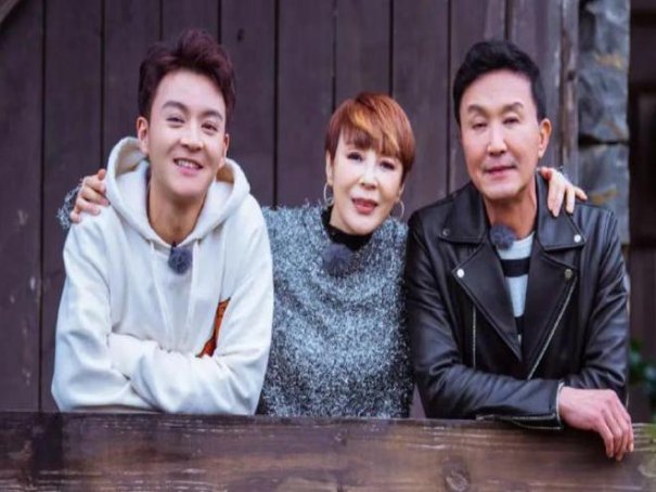 狂飙中吴刚一家三口演什么角色