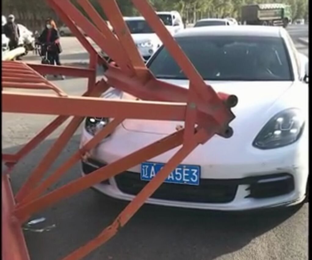 沈阳大挂车超高撞断限高杆，货物砸中150万保时捷，为何挂车不值得同情？