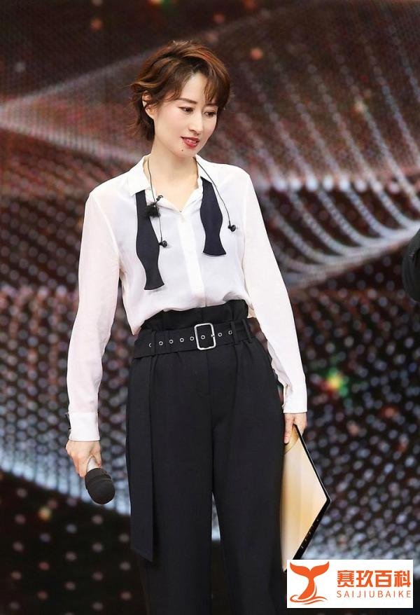 44刘敏涛身材曲线真美,穿紧身红裙没一点赘肉,奔五了还如此优雅
