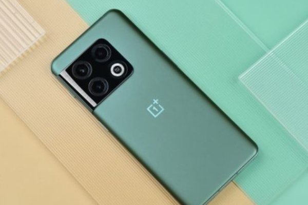一加10和pro对比哪个好？