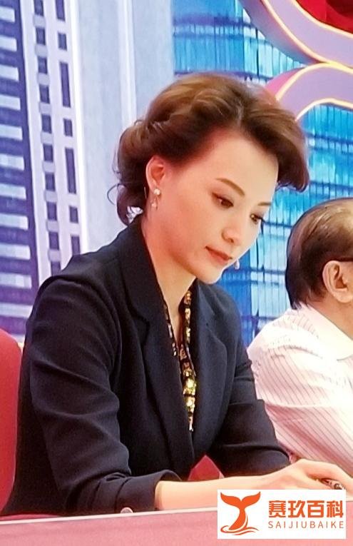 46岁的董卿，身材碾压当红小花，坦言：生活中无时无刻不在减肥