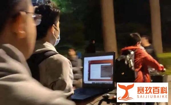 清华学生边骑车边用电脑