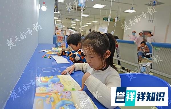 男孩背书录视频意外记录地震瞬间,书架晃动,男孩及家人反应迅速