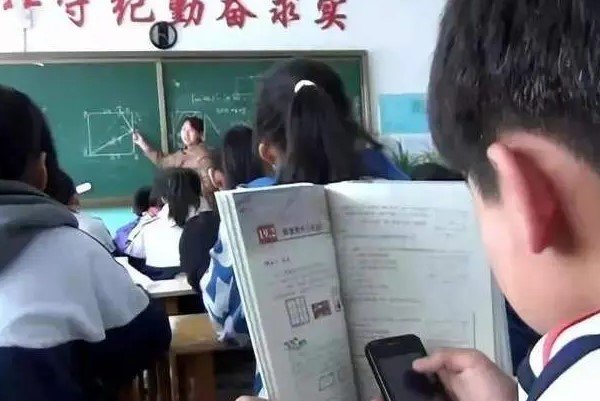 江西一中学全面禁用手机，学校如何回应的？