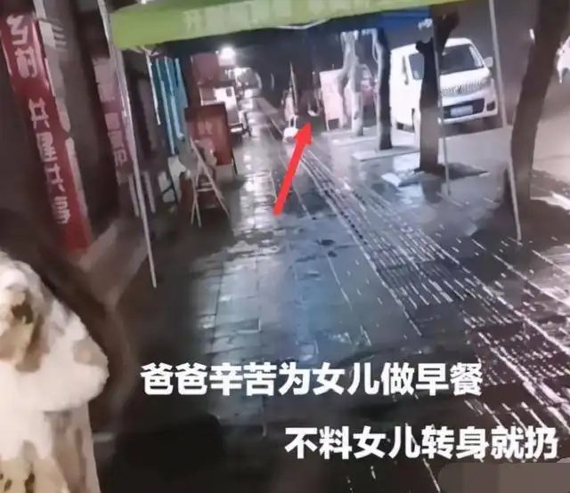 单亲妈妈带女儿卖干菜，男子心酸全买下，共情和作秀到底该关注哪个？