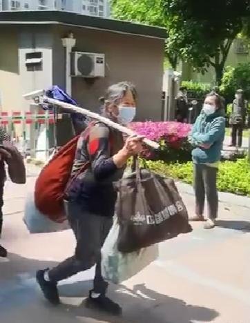 上海居民限时外出购物扁担推车成神器，80年哪些物品在疫情下派上了用场？