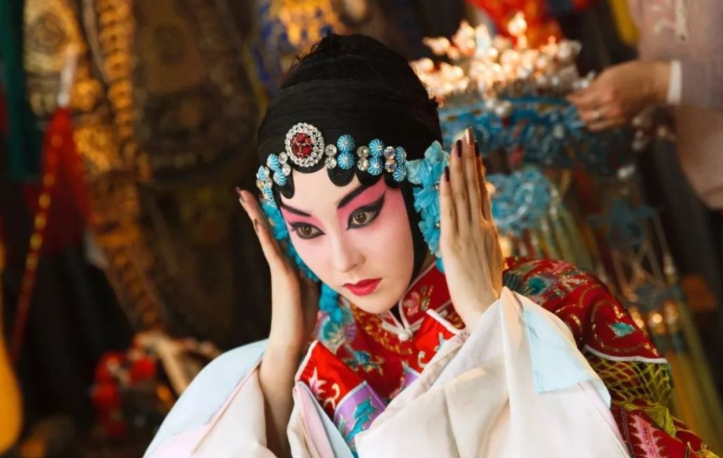 曲韵是歌唱队还是朗诵组