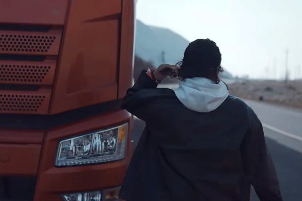 无人区的女卡车司机，她做了什么？