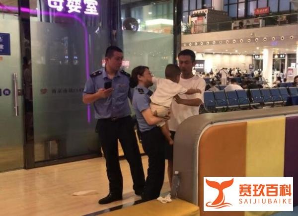 高铁即将关门，2岁女童惊险脱险