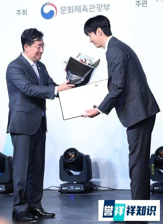 李敏镐退伍后状态依旧，187穿西装秀出优越比例，长腿让人羡慕