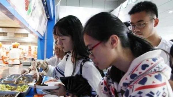 为走红,女生将90多张自拍照