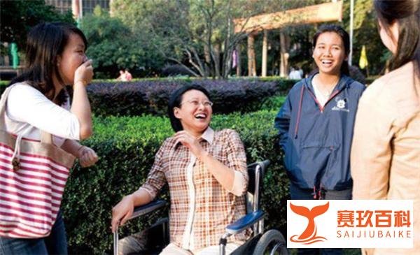 误诊让她无法站立，29岁成中国第一位坐轮椅的女博士，43岁官至副部级！