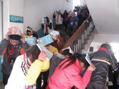 云南一家十多口人刚逃出房子就塌了,屋里的钱财是否带出来了?
