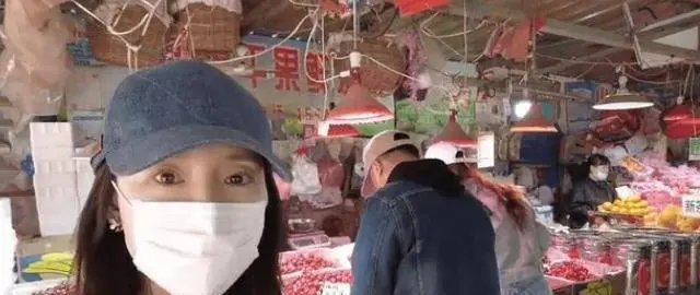 上海阿姨1个月交往20名男子让买水果，悄悄退货套现，她的行为如何定性？
