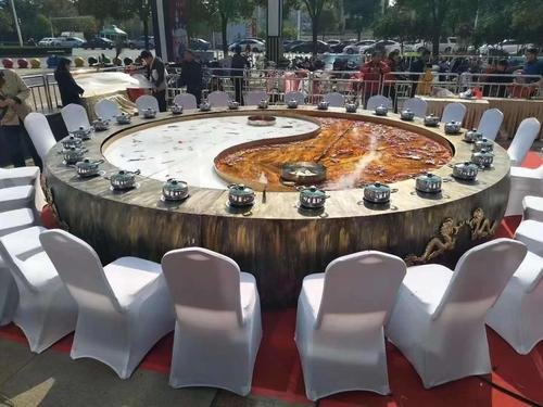 对于第一大火锅56人同时开吃这一场面，你有何评价？