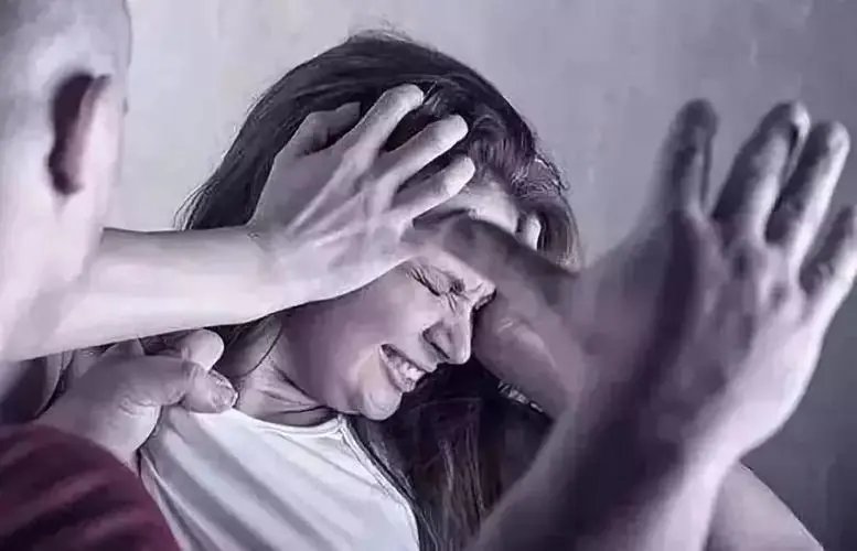 妻子遭家暴欲离婚,丈夫反而索要20万,是否合理合法?