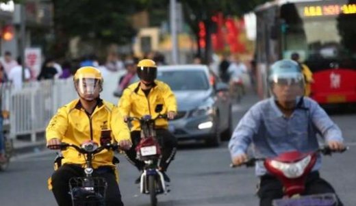 外卖小哥凌晨送餐坠入深坑，外卖员这一职业有多不易？