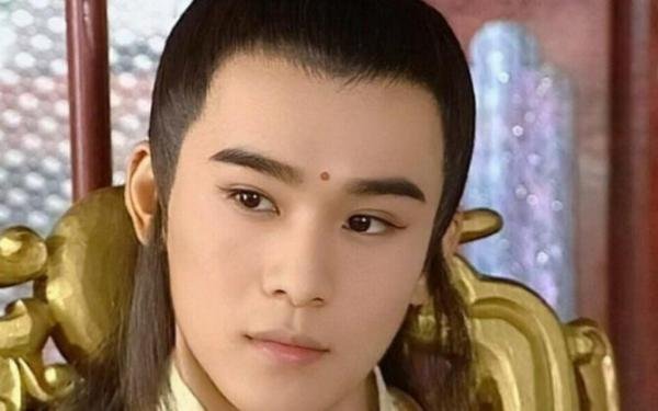 当年导演让乔振宇带女演员，女演员就怀孕了，乔振宇向王丽坤分手