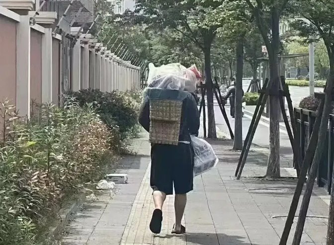 上海居民限时外出购物扁担推车成神器，80年哪些物品在疫情下派上了用场？