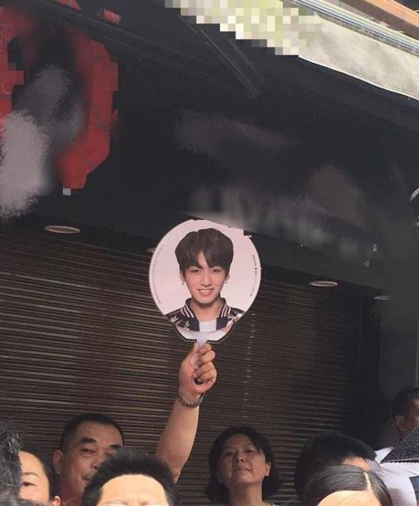 这届父母太优秀！接追星女儿回家，老父亲考场门口举idol海报