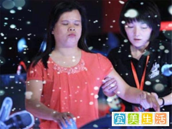 盲人姑娘走红后，被公司强制要求整容，九年后选择重回街头卖唱