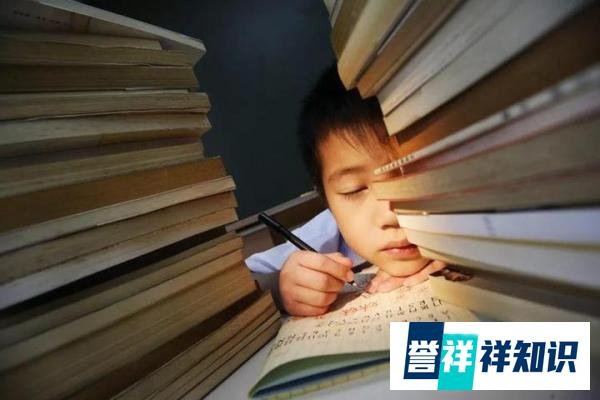 男孩背书录视频意外记录地震瞬间,书架晃动,男孩及家人反应迅速