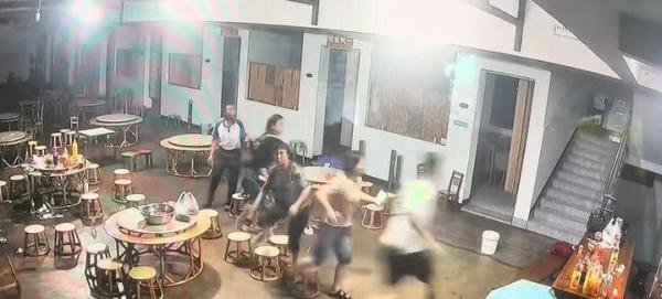 好男人!地震瞬间丈夫逆行飞奔上楼叫醒妻子,吓得鞋子都跑掉了
