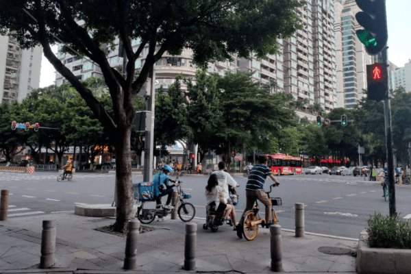广州市区出现地上红绿灯,这是一种什么样的红绿灯?