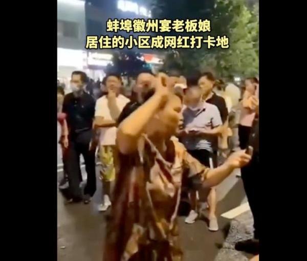 叫嚣“狗比人值钱”,徽州宴老板娘被拘!丈夫公开道歉,多位顾客退订酒席