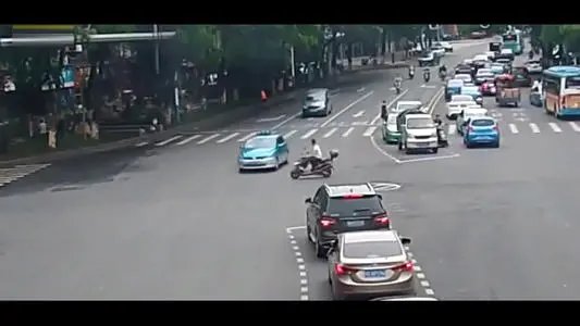 河北一女子将婴儿放在人行道上爬行并拍照,该名女子究竟是无知还是恶毒?
