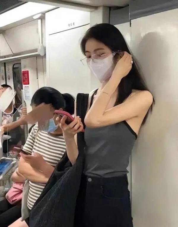 不堪入目!全网求看景甜3条隐私视频,爆料记者向景甜道歉