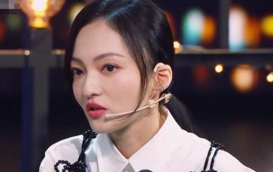张韶涵含泪首曝与母亲交恶的细节,她与母亲之间到底发生了什么事?