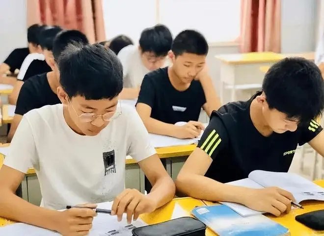 海南男生考出900分满分，家人激动欢呼，为何会出现这么高的分数？