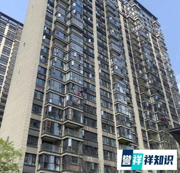 闹心！南益名士豪庭，新房入住后发现楼板开裂，贯穿楼上楼下！
