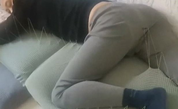 山东男子躺5小时不起被妻子缝在沙发上,这是个什么样的场景?