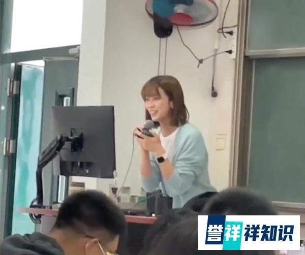 高校女老师神仙颜值,上课座无虚席,当天应到30人实到300人!