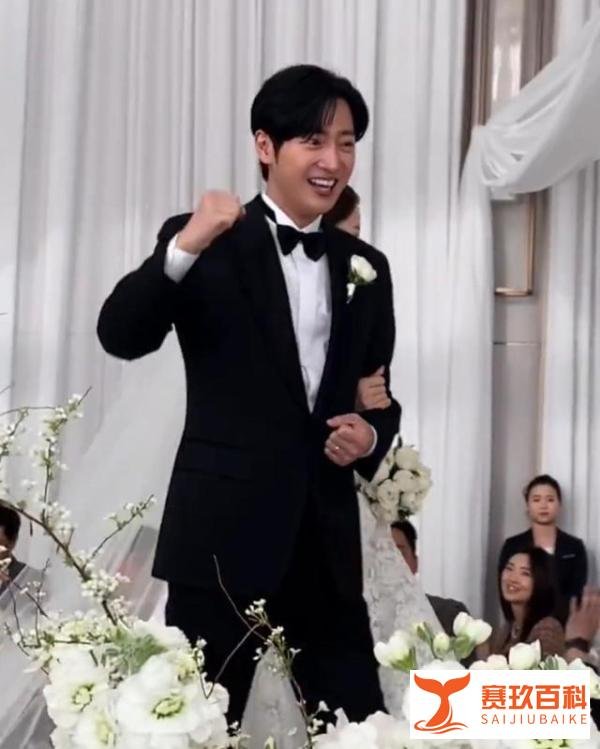 李相烨与圈外女友举行婚礼，笑得嘴都要裂了，晒婚纱照分享感言