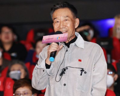 李雪健助阵亲儿子电影首映，因病说话含糊不清，他儿子是谁？