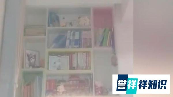 男孩背书录视频意外记录地震瞬间,书架晃动,男孩及家人反应迅速