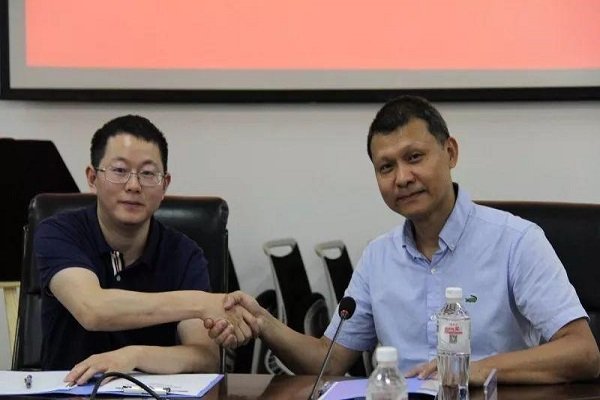张文宏与哥哥同台演讲,他的哥哥是做什么的?