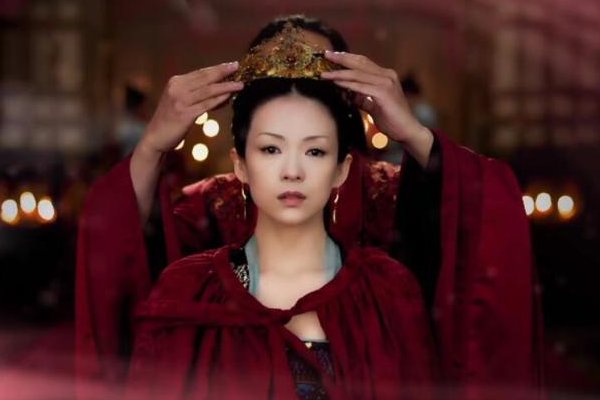 章子怡《上阳赋》古装剧穿运动鞋拍,穿帮太明显,为何剧组还要向她道歉?