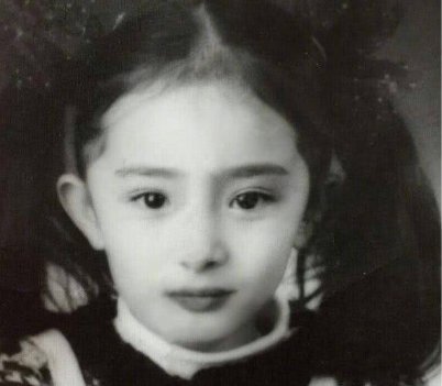 杨幂爸爸晒女儿幼时照片 调侃还是小幂好看