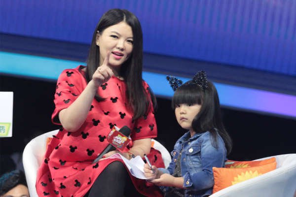 同父同母同长相,李湘成富婆,妹妹李玲为什么却大不一样?